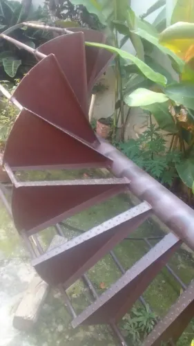 Escada de ferro de cerca de 3 metros