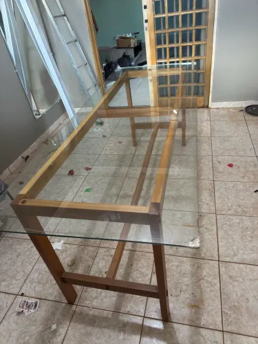 Mesa de vidro com base de madeira 