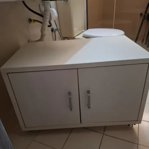 Armário pequeno com rodanas