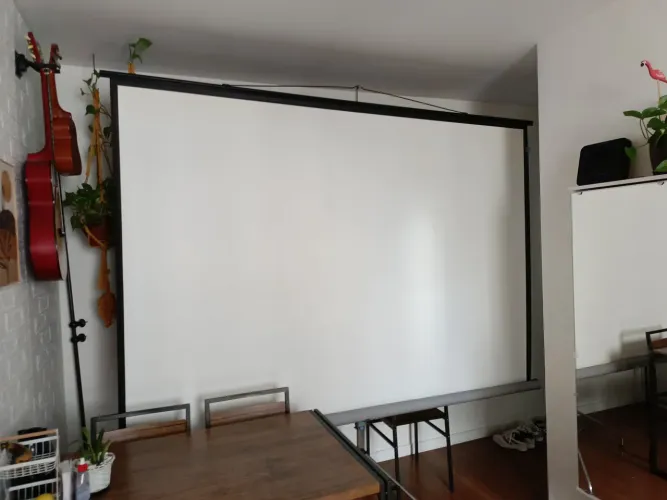 Tela de Projeção Retrátil 2,40m x 1,80m