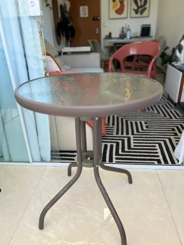 Leia o anuncio: mesa de vidro redonda pequena