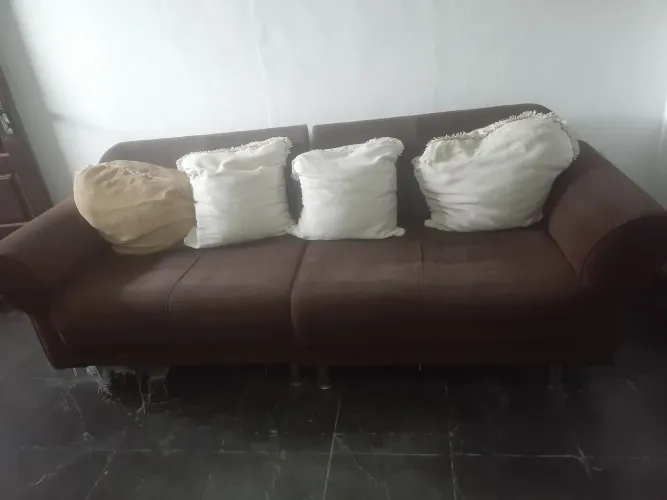 VENDO   SOFÁ    COM ALMOFADAS  SOLTAS. 