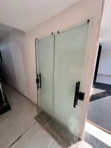 Porta de Vidro Temperado (4 folhas) com puxadores