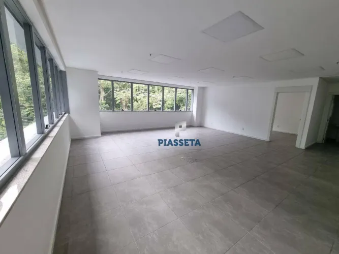 Sala SC 401 Square Corporate com vista para área verde pronta para uso e iluminação em led