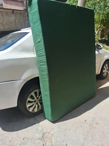 Vendo base de cama box casal por 100 reais entrego