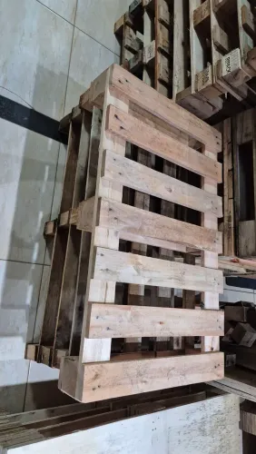 Pallets seminovos medida 0.80 por 0.60 centímetros, entregamos. 