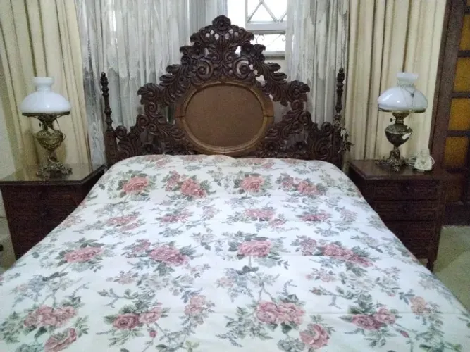 Conjunto cama de casal em madeira maciça mais 2 mesinhas de cabeceira 