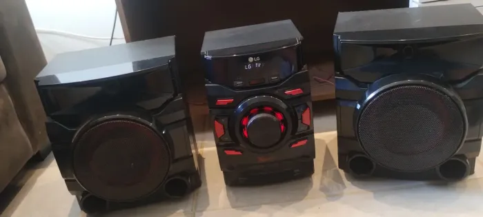 Vendo este mini system LG de 440w via bluetooth e CD.