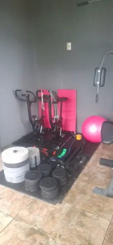 Estação de Musculação com kit de musculação e bifes Ergométricas