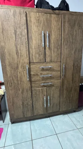 Vendo guarda-roupa de solteiro, e espelho