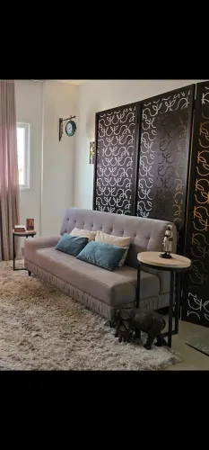 Sofá simples, elegante e confortável