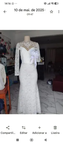Vestido de noiva com brincos tiara e buquê
