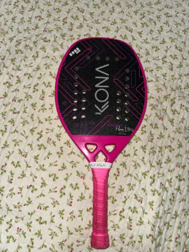 RAQUETE KONA FLAVIA MUNIZ 2025