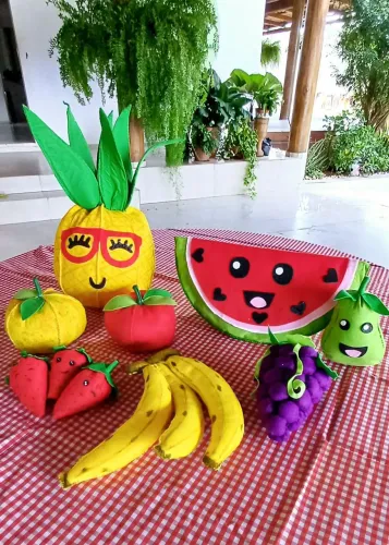 Frutas em feltro pra decoração 100,00 (todas)