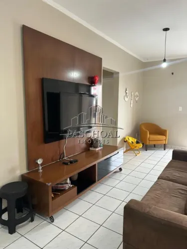 Apartamento á venda de 2 dormitórios na Vila Tupi, Praia Grande/SP.