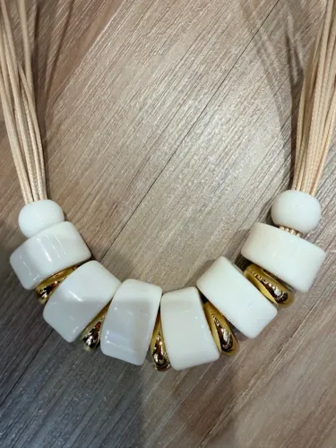 Colar lindíssimo , bijouterias super finas, elegantes