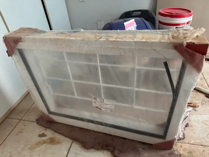 Janela de Aço Maxim-Ar 60×80cm com Grade Quadriculada e Vidro Liso
