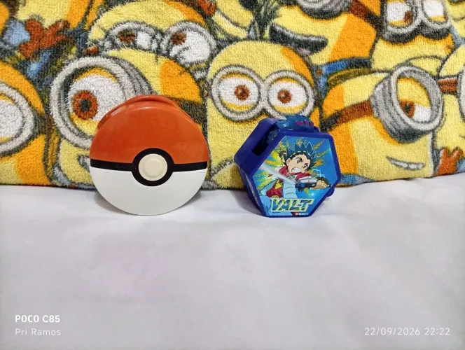 Pokébola e lançador de Beyblade