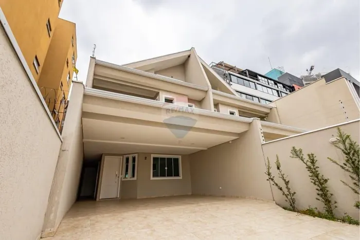 Sobrado Triplex no Água Verde: 5 Quartos, Suíte e Elevador 245m²