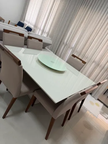 Mesa de jantar em laca
