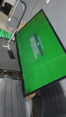 Smart TV Samsung 43 polegada com defeito a tela ficou toda verde