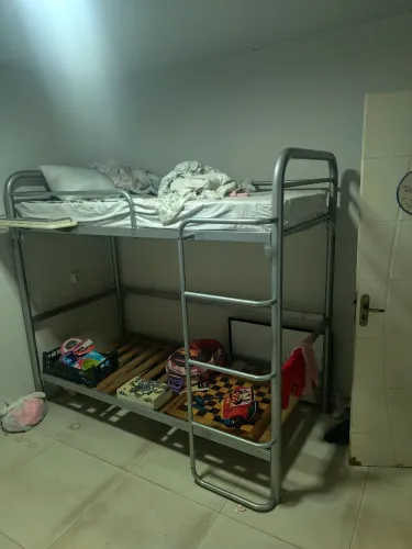 Cama beliche tok&stok com mesa em baixo branca