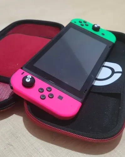 Nintendo Switch V1 Bloqueado + Cartão MicroSD 128GB - Todos acessórios/ SEM CAIXA