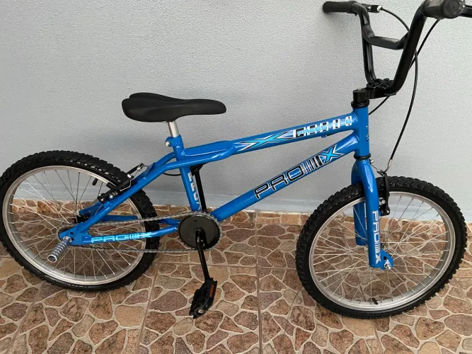 Bicicleta infantil aro 20 praticamente sem uso R$ 420..00