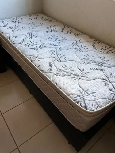 Cama box de solteiro com baú .
