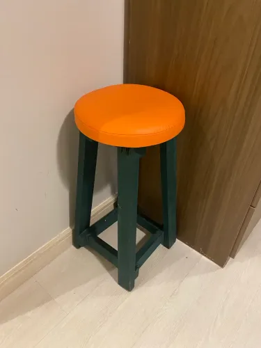 Banqueta média de madeira com assento estofado laranja