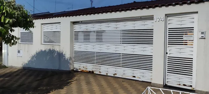Portão ferro garagem e social branco