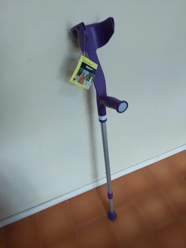 Vendo 1 unidade, muleta canadense Ajustável 130kg cor violeta