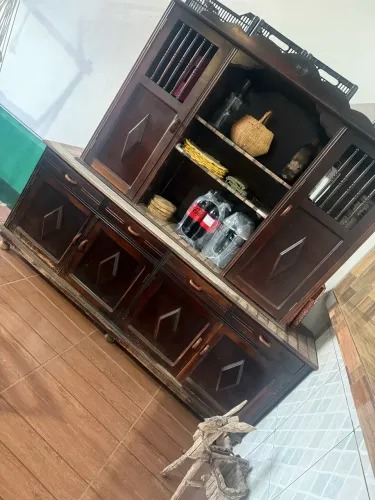 Cristaleira com detalhes de uso