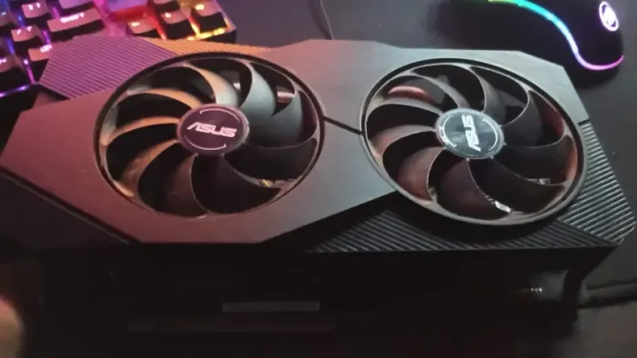 1660 super, da video e depois para de dar video, suspeito ser as fans. troco/vendo.
