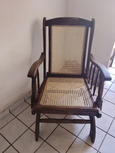 Cadeira de Balanço Antiga (Madeira Maciça)