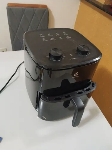 Airfryer semi nova, usada 3 vezes só 500 reias