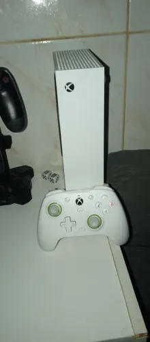 Vendo Xbox séries s, novo 1 ano e 6 meses de uso