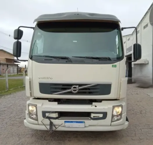 Volvo VM 270 6X2R 2012 - Ótimo estado.