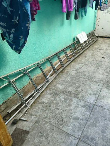 Escada alumínio 26 degraus alcance 12 metros