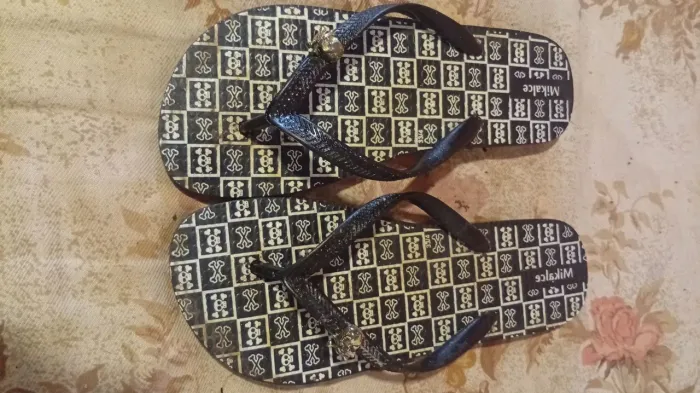 Chinelo Mikalce Caveira Preto e Dourado - Tam. 33/34