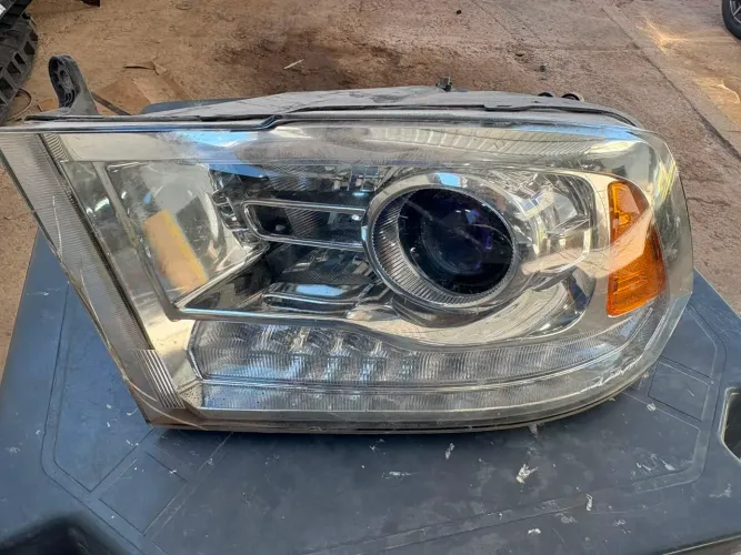 Vendo farol da Ram 2014 a 2022 