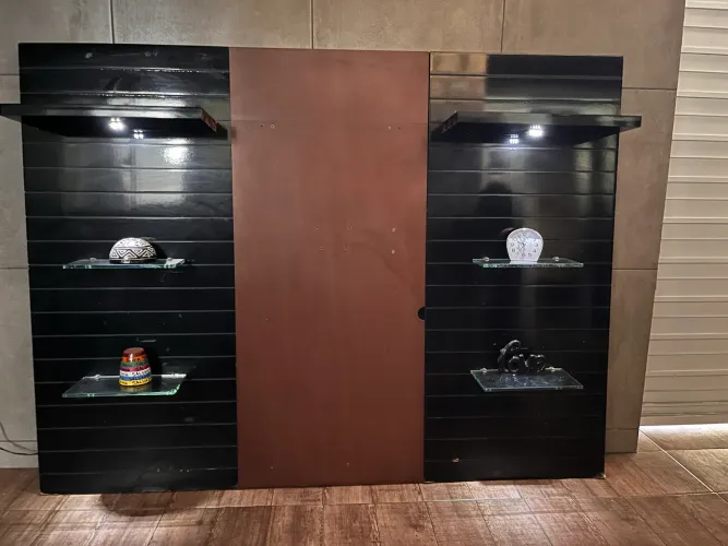 Painel de TV 1,80x1,35 com LED e prateleiras de vidro