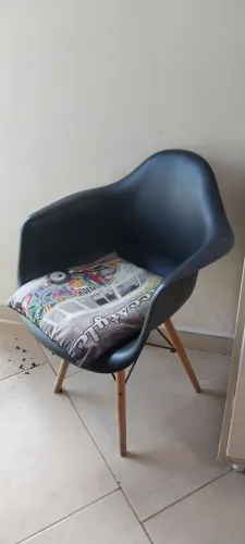 Cadeira de plástico com base em madeira
