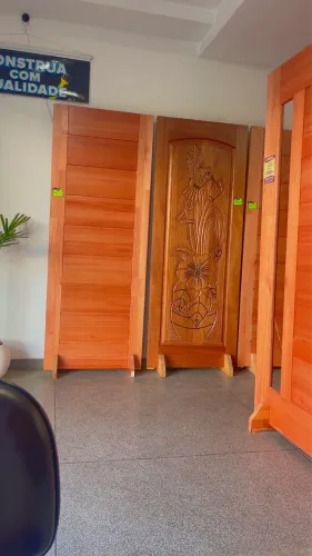 Porta em madeira maciça 849,00