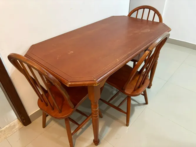 Mesa com cadeiras - BOA
