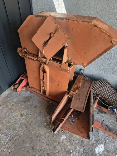 Vendo picadeira com motor trifásico 25 CV