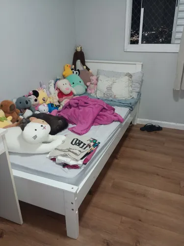 Vendo cama solteiro cor branca em MDF semi nova para colchão 1,88x0,88cm