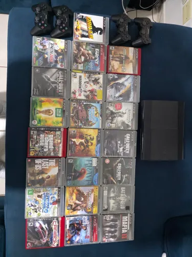 Ps3 com vários jogos e 4 controles