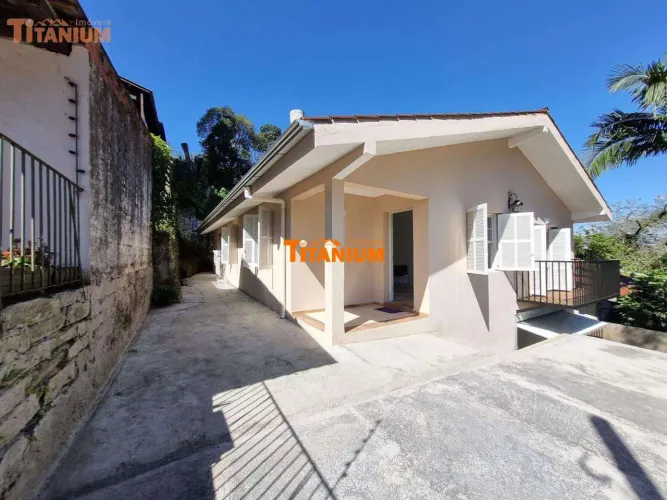 Casa à venda com 3 dormitórios no Bairro Vila Nova em Novo Hamburgo. REF: 2812
