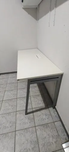 Mesa 1,80 x 0,70 com tomadas